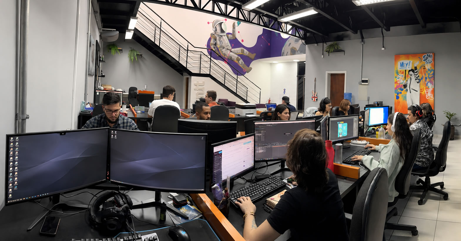 Equipe da Zimo trabalhando na operação de marketing dos clientes